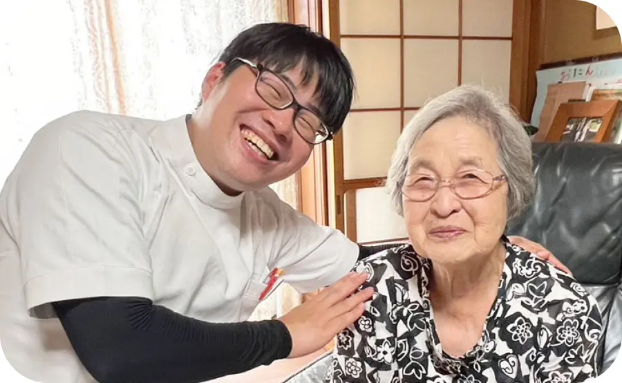 患者様とスタッフが笑顔でいる様子