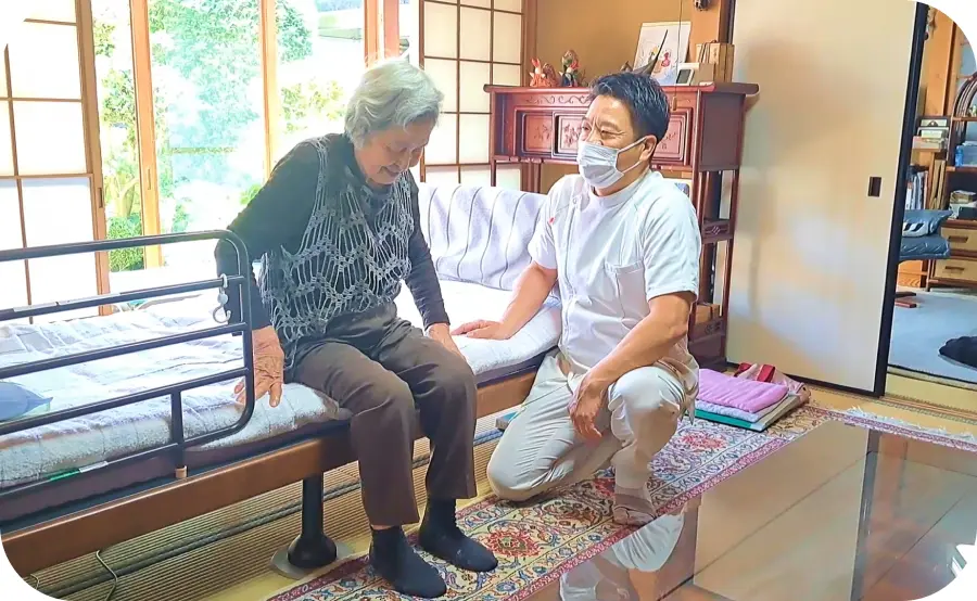 立ち上がる患者様をスタッフがそばで見守っている様子