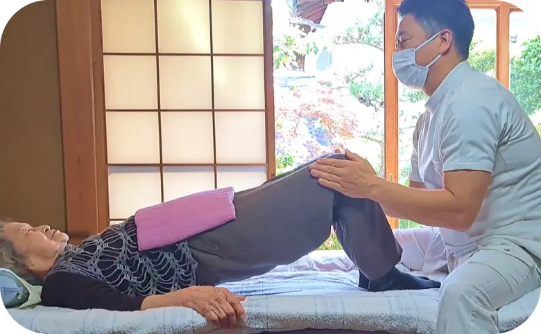 変形徒手矯正術で膝の治療をしている様子