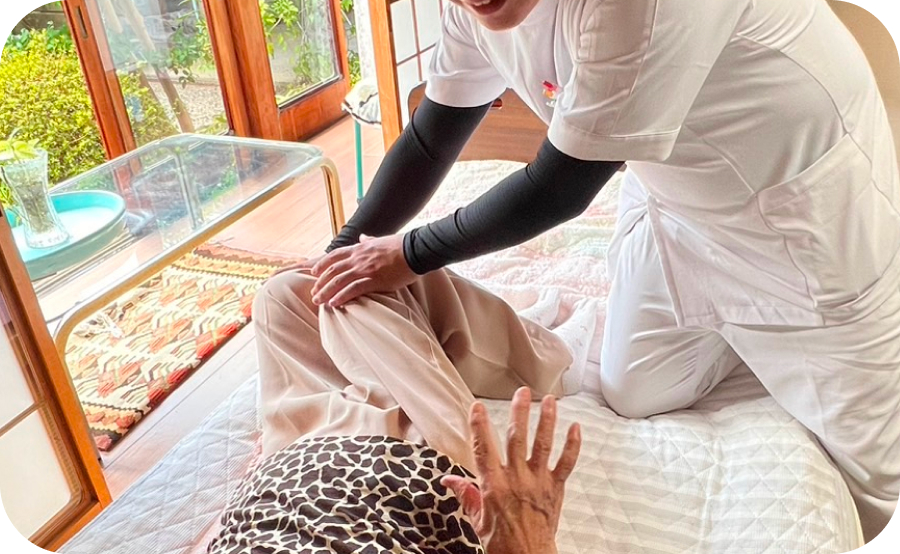 膝関節の曲げ伸ばしを施術で確認している様子