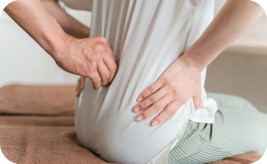 腰を指で押して治療している様子