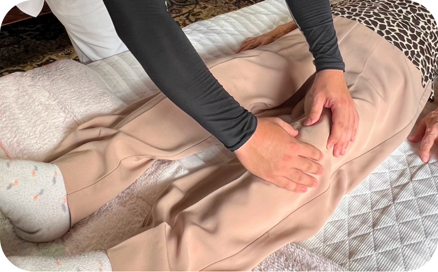 膝関節の指圧をしている様子